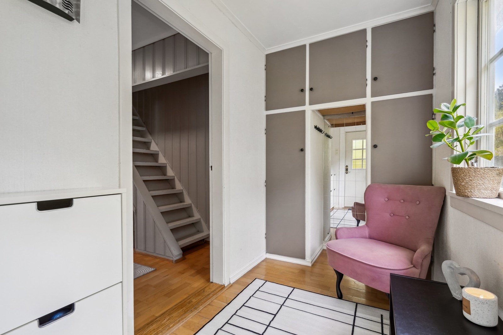 Her er det god plass til sko, jakker og hverdagens småting, takket være de plassbygde skapene. Galleribilde