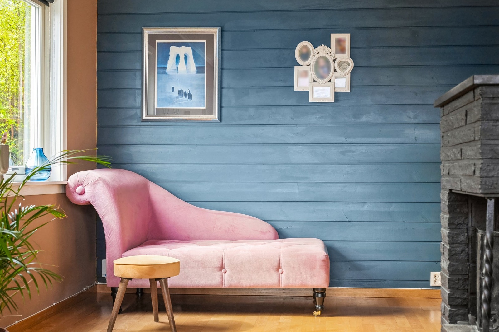 Stuen er modernisert i nyere tid, med flotte og tidsriktige farger på veggene. Galleribilde