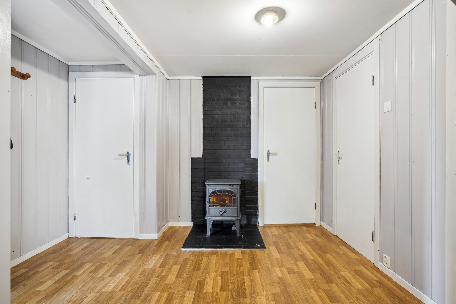 Det er vedfyring også i underetasjen. Galleribilde