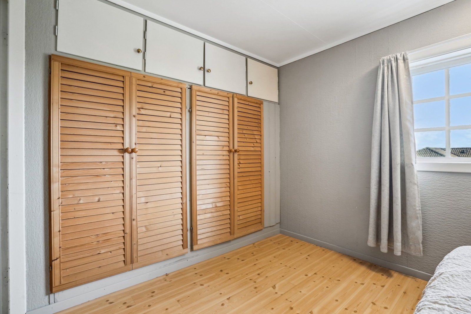 Med plassbygde skap får klesgarderoben sin faste plass, uten å stjele gulvflate. Galleribilde