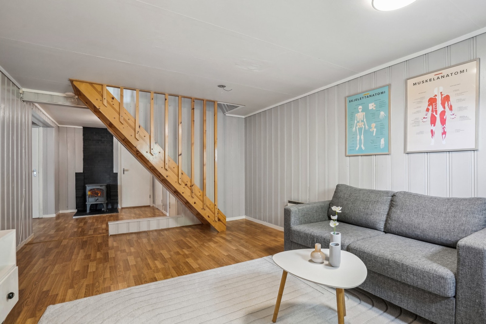 Underetasjen består av kjellerstue, to soverom, bad, toalettrom, vaskerom og bod. Galleribilde