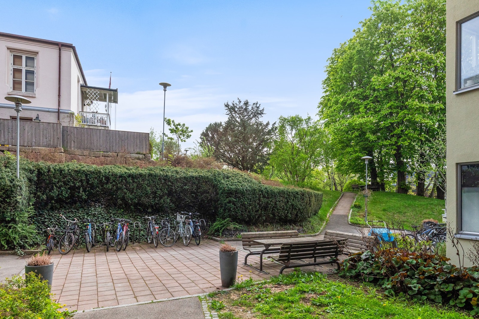 I bakgården er det felles sykkelstativer. Galleribilde