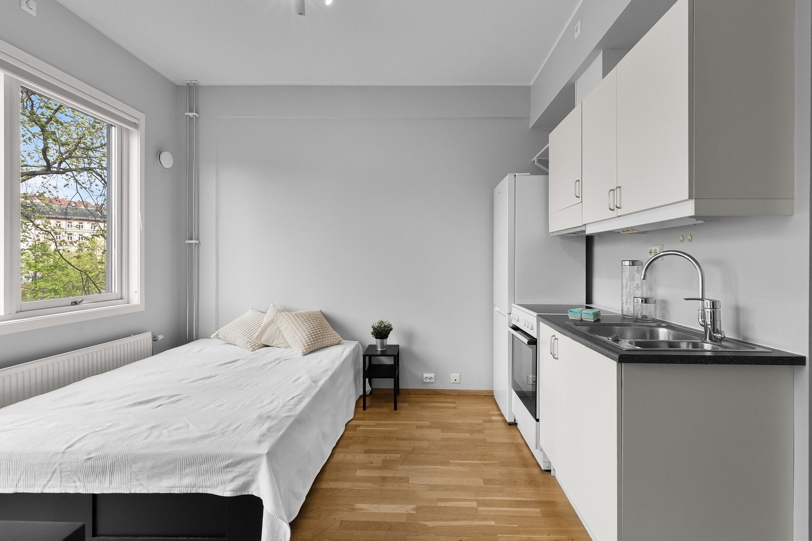 Lyst kjøkken med hvitevarer inkludert. Galleribilde