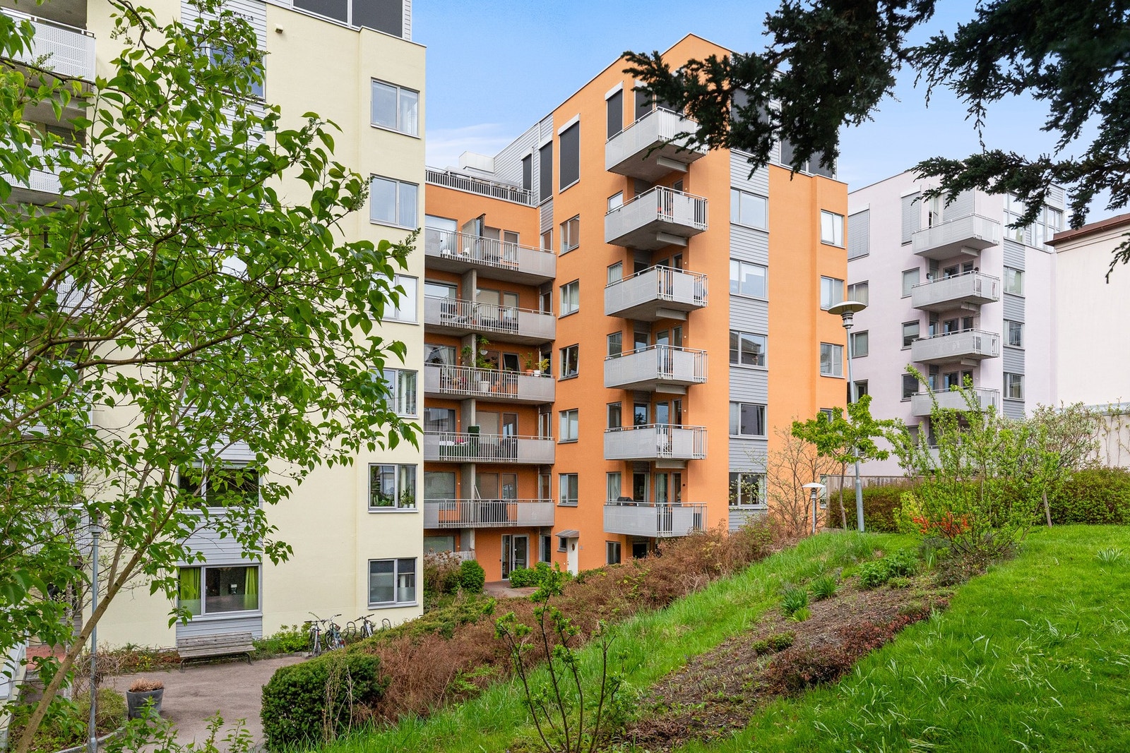 Leiligheten ligger høyt og fritt til i byggets 5. etasje med heisadkomst. Galleribilde