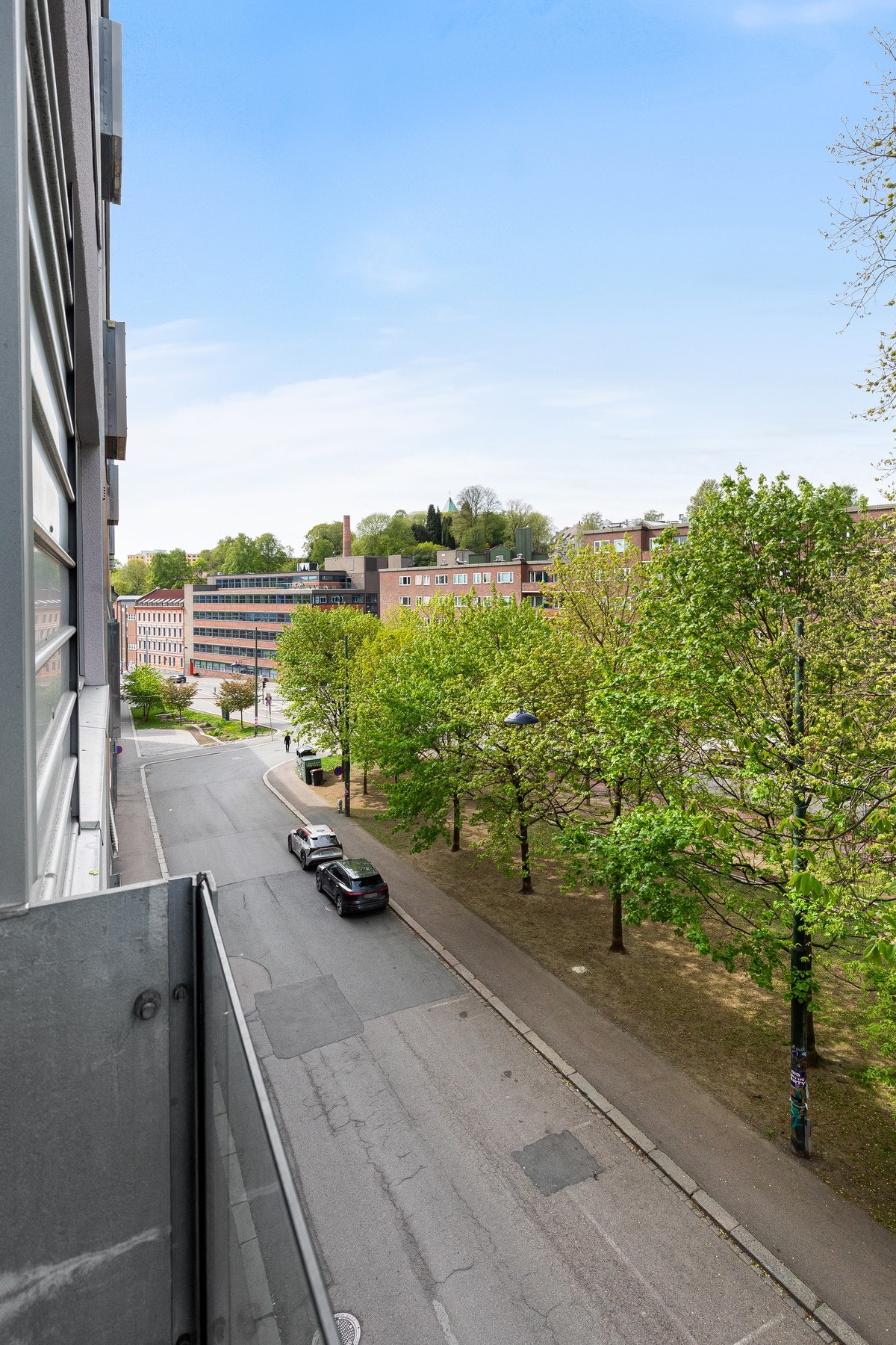 På varme sommerdager blir det naturlig å åpne glassdøren til stuens franske balkong. Galleribilde