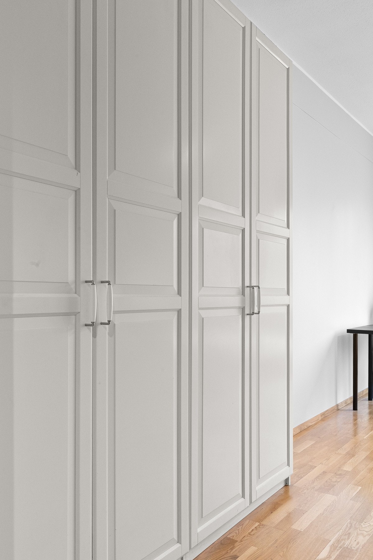 I entreen finner du et stort garderobeskap som sørger for gode oppbevaringsmuligheter. Galleribilde