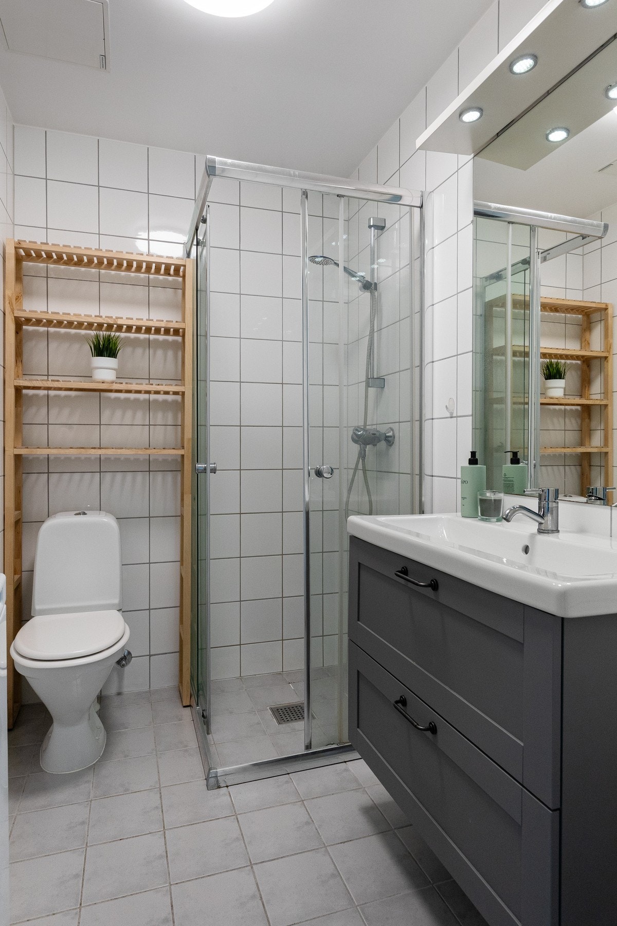 Tidløst bad med opplegg for vaskemaskin. Galleribilde