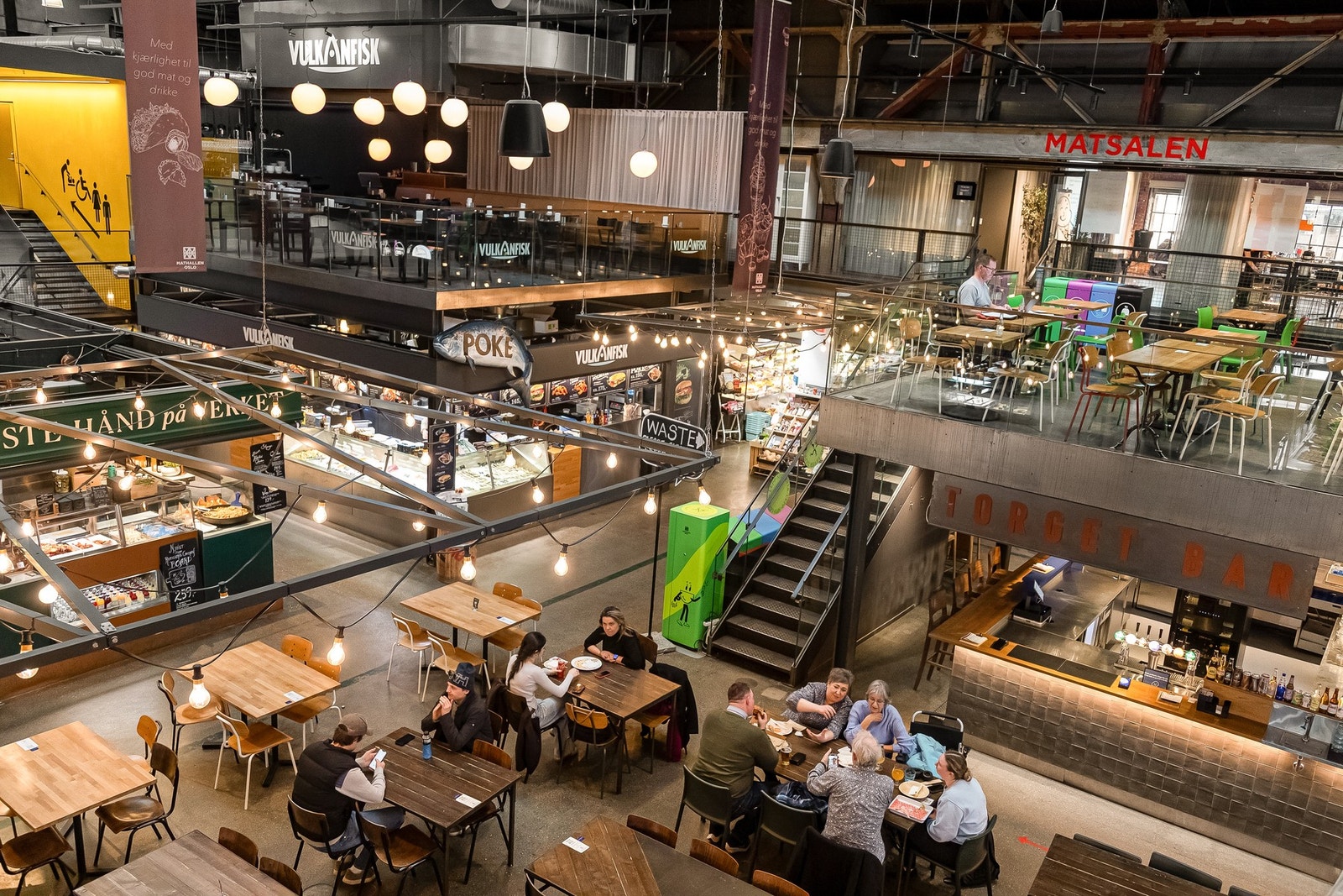 Her finner du også flere populære spisesteder, blant annet Michelin-restauranten Kontrast, Døgnvill Bar Burger, Smelteverket, Hitchhiker og Dansens Hus. Galleribilde