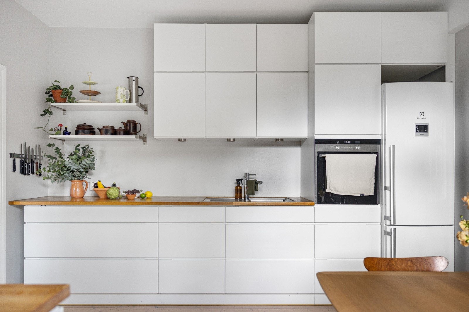 KVIK kjøkkeninnredning fra 2015. Innredning med glatte, folierte fronter og slitesterk benkeplate i heltre. Galleribilde