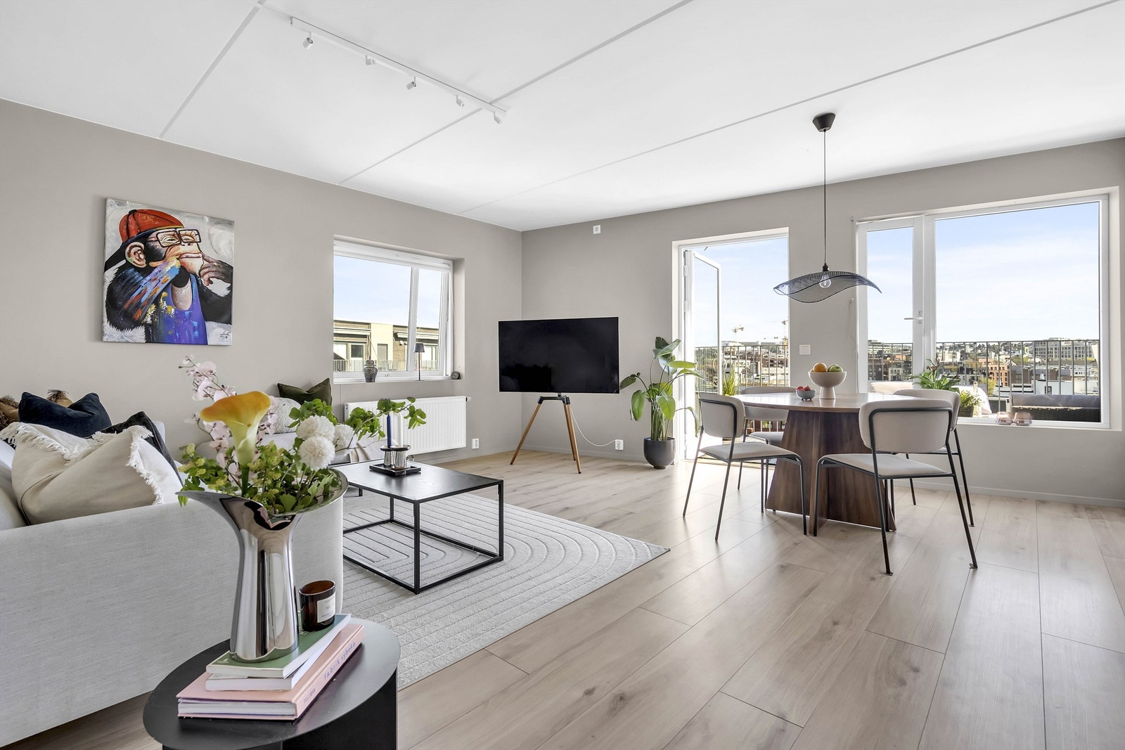 Det er gode møbleringsmuligheter i stuen med god plass for det en måtte ønske. De store vindusflatene slipper inn godt med lys og åpner opp for den flotte utsikten leiligheten vender mot. Galleribilde