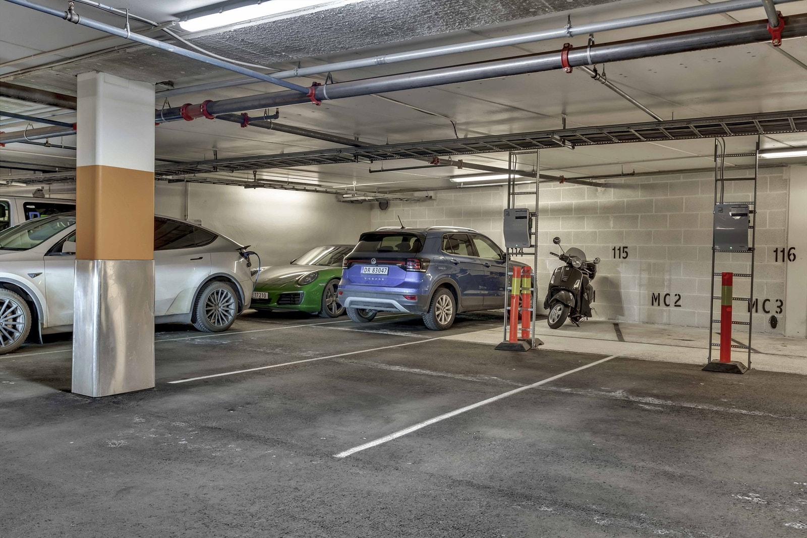 Garasjeplass med el-lader i kjelleretasjen. Galleribilde