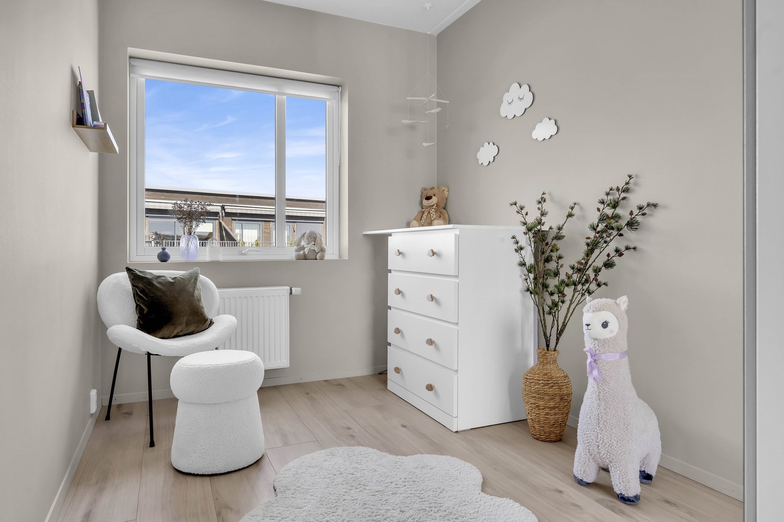 Soverom to kan benyttes som et barnerom og- eller gjesterom med god plass til en mindre seng og diverse møblement. Galleribilde