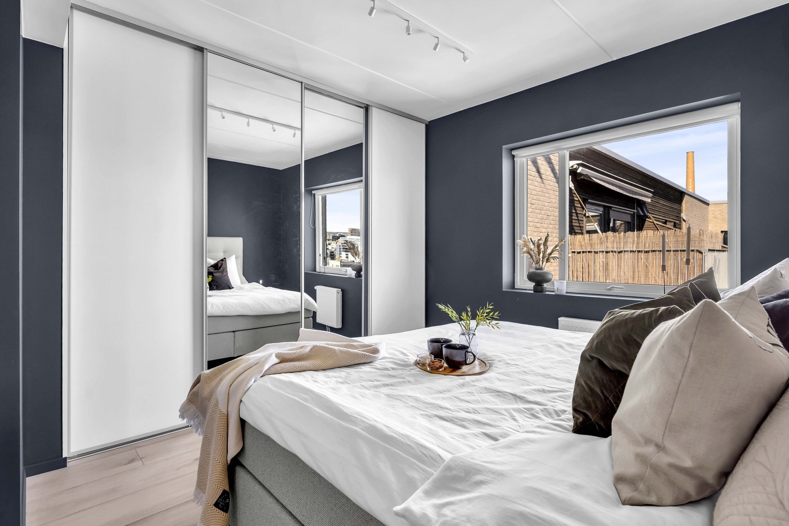 Det er montert stor praktisk skyvedørsgarderobe med gode oppbevaringsmulighter. Galleribilde