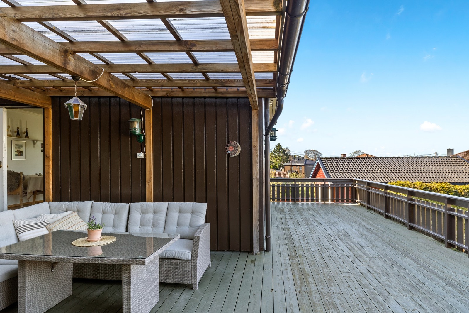 Deler av terrassen er overbygget, hvilket gir muligheter for å sitte ute selv om det skulle komme en liten sommerskur. Galleribilde