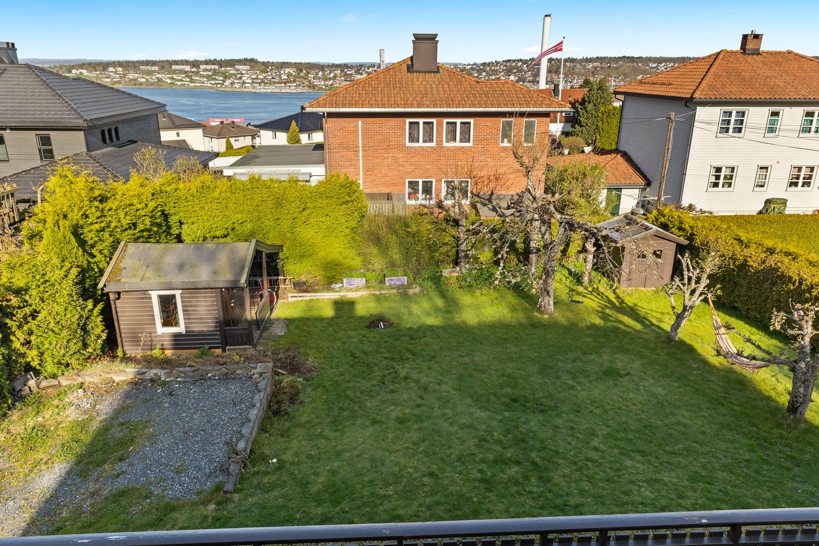 Fra 2.etasje ser man over til Jeløya og innseilingen til Bastøfergene. Galleribilde