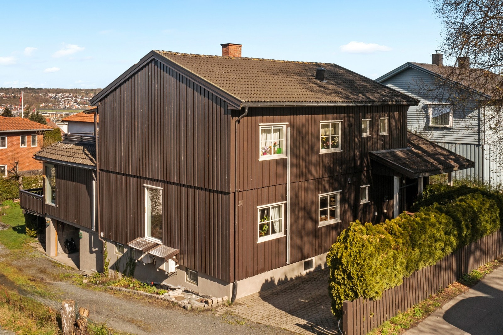 Enebolig med integrert garasje opprinnelig oppført i 1950. Tilbygget i 1987 og 1999. Galleribilde