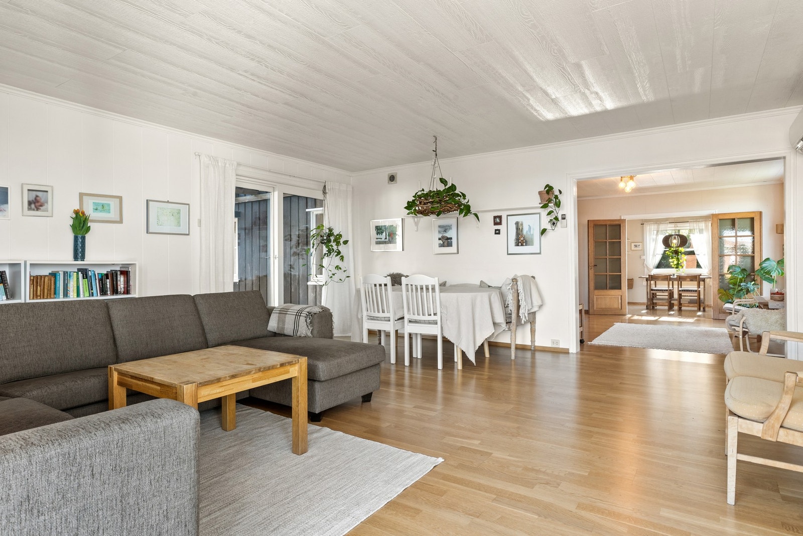 Boligen går over to plan i tillegg til kjeller, og har en gjennomtenkt planløsning som gir god plass til både storfamilien og mulighet for utleie. Galleribilde