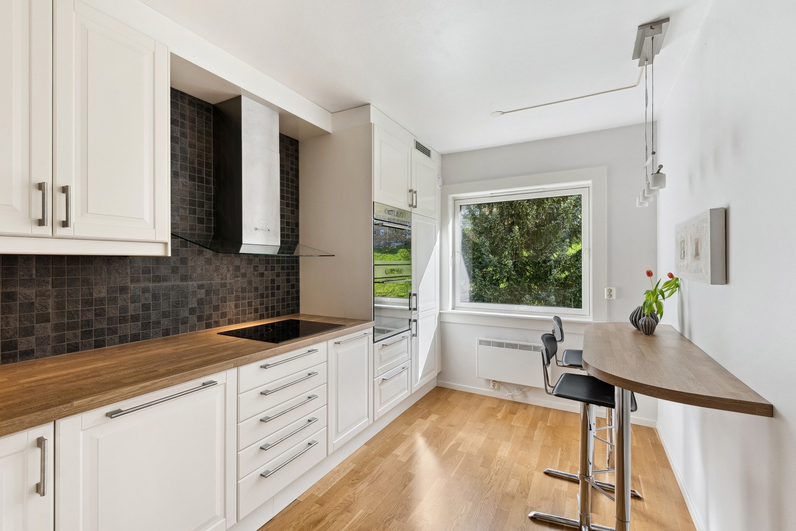 Pent kjøkken med god skap- og benkeplass. Galleribilde