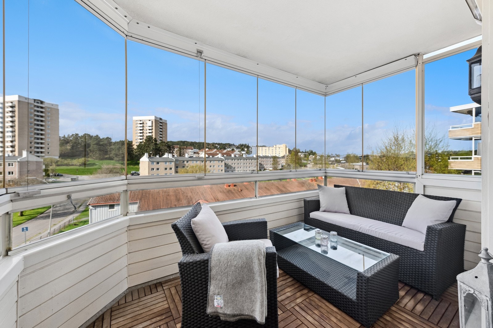 Balkongen er innglasset og innglassingen kan åpens opp og skyves tilside på godværsdager. Galleribilde