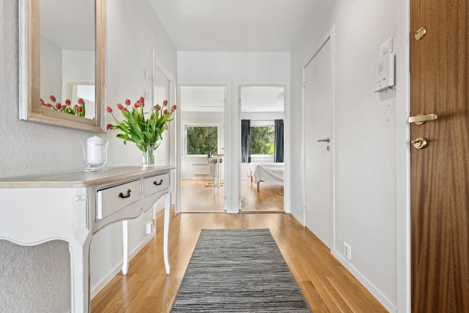 Lys og gjennomgående leilighet med godt med lys inn. Galleribilde