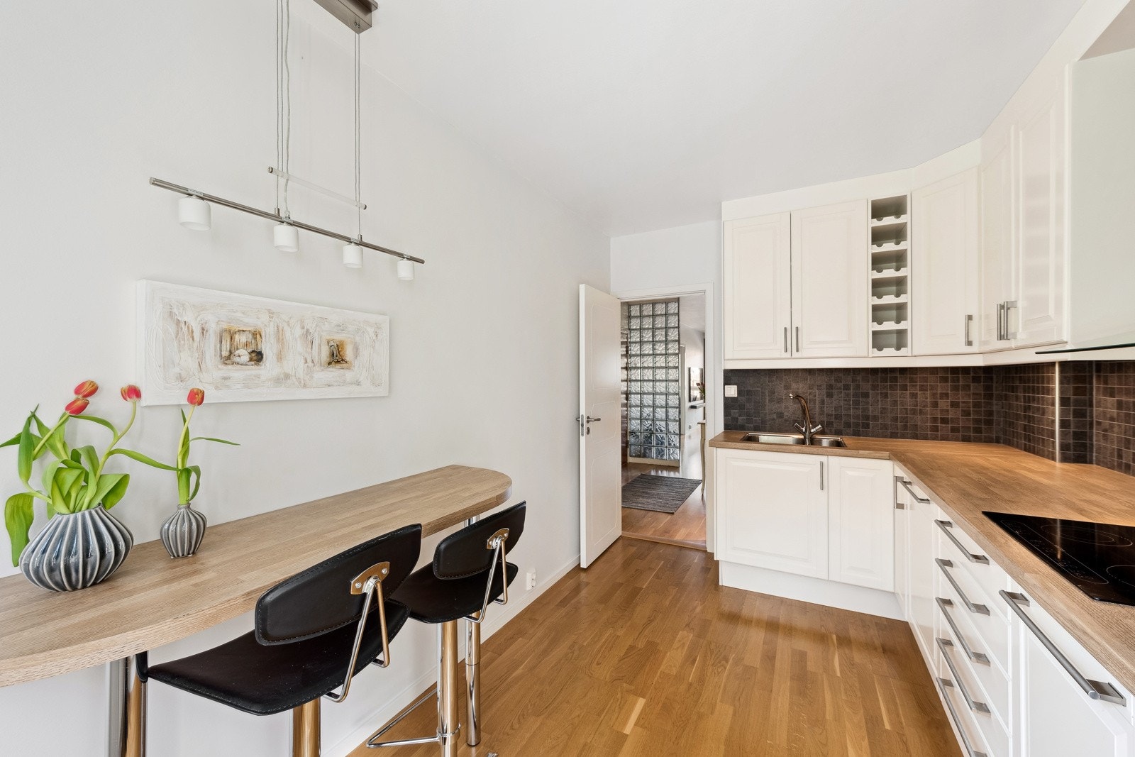 Kjøkken med god plass til spisebord. Galleribilde