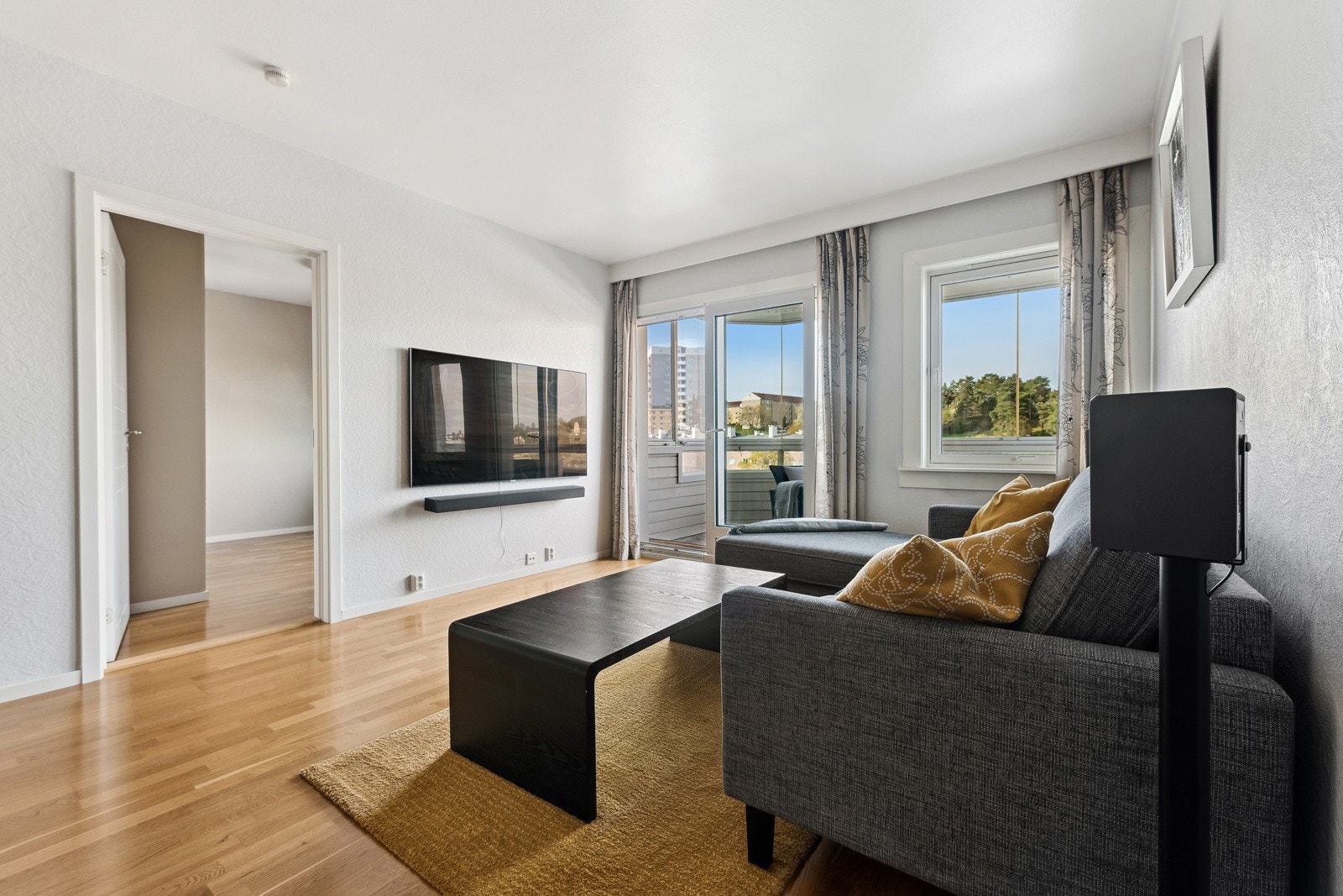 Stue med direkte utgang til balkong via balkongskyvedør. Galleribilde