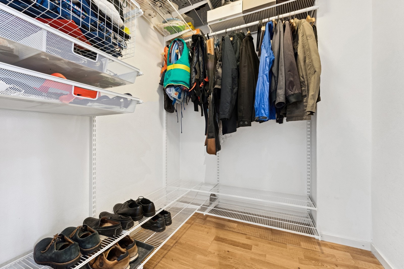 Godt med lagringplass i en innvendig bod. I tillegg er det to eksterne boder i oppgangen som medfølger. Galleribilde