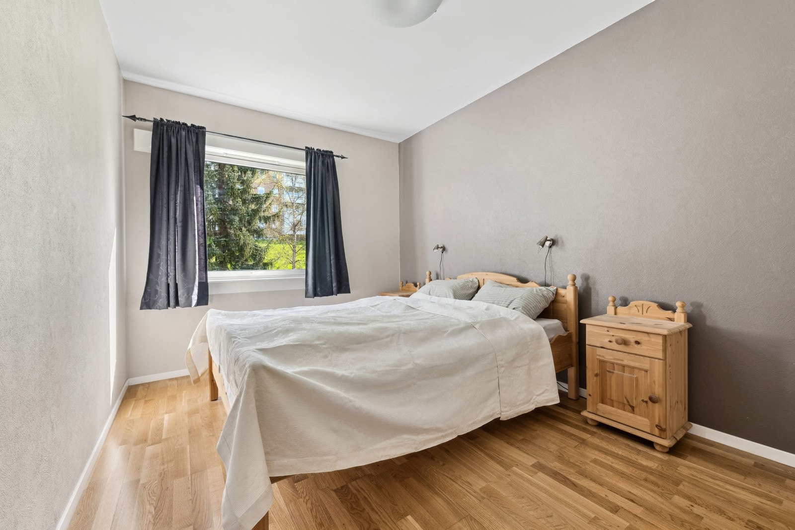 Soverom I er av ekstra god størrelse og det er satt inn garderobeskap som medfølger. Galleribilde