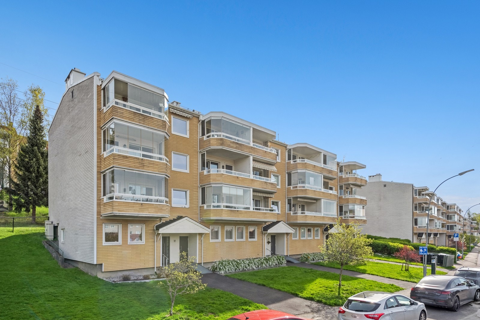 Rolig og fin beliggenhet i enveiskjørt gate med offentlige ladeplasser i gaten. Galleribilde