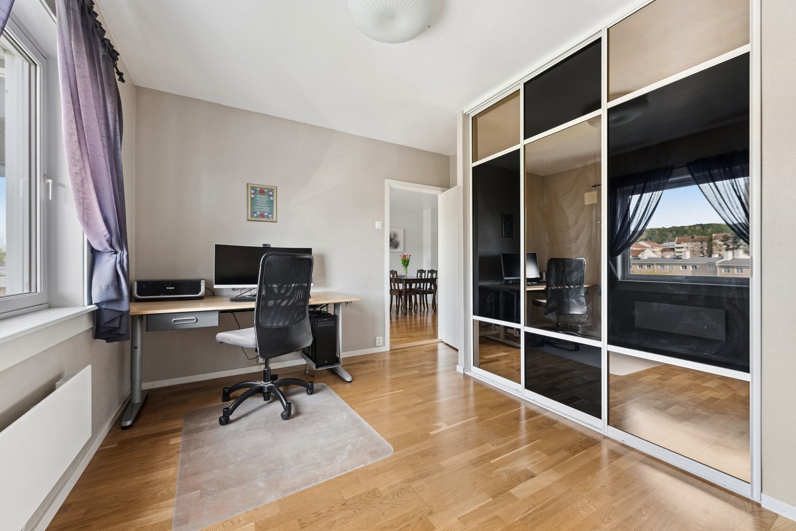 Soverom II har adkomst fra stuen og er utstyrt med skyvedørsgarderobe som medfølger. Galleribilde