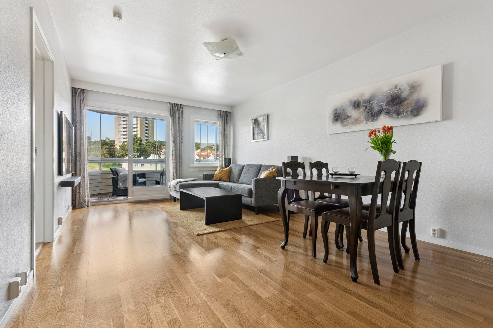 Romslig stue med god plass til spisebord i tillegg til sofagruppe. Galleribilde