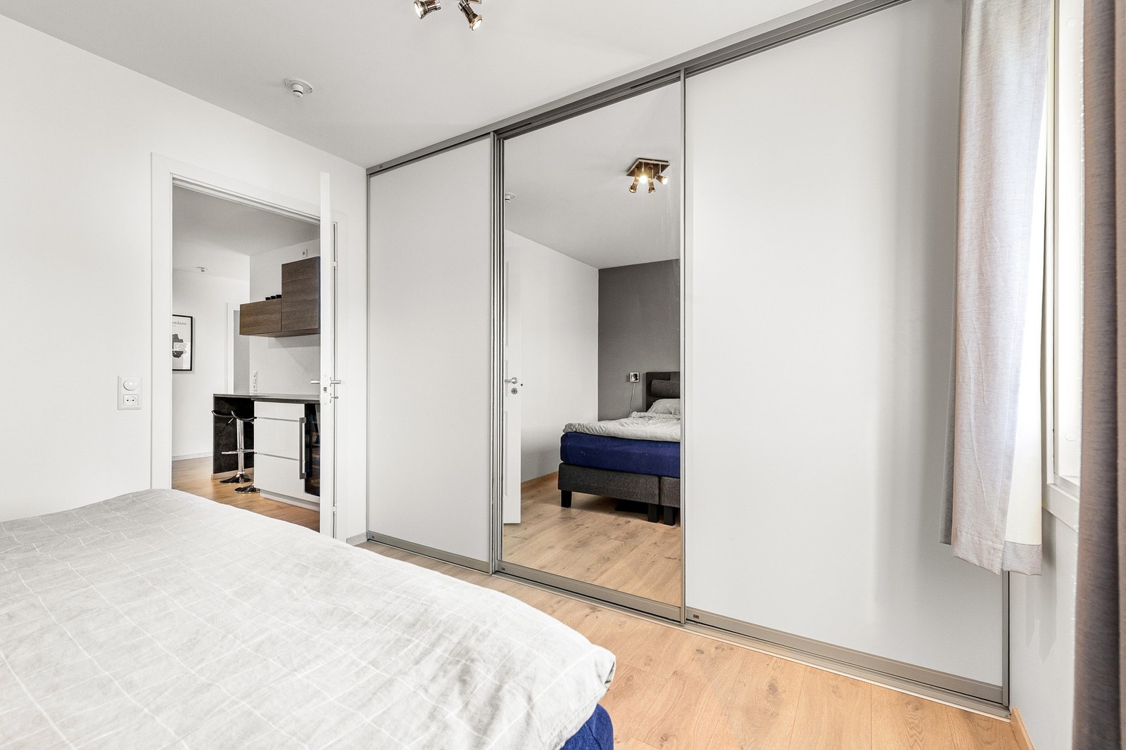 Stor skyvedørsgardeobe. Galleribilde