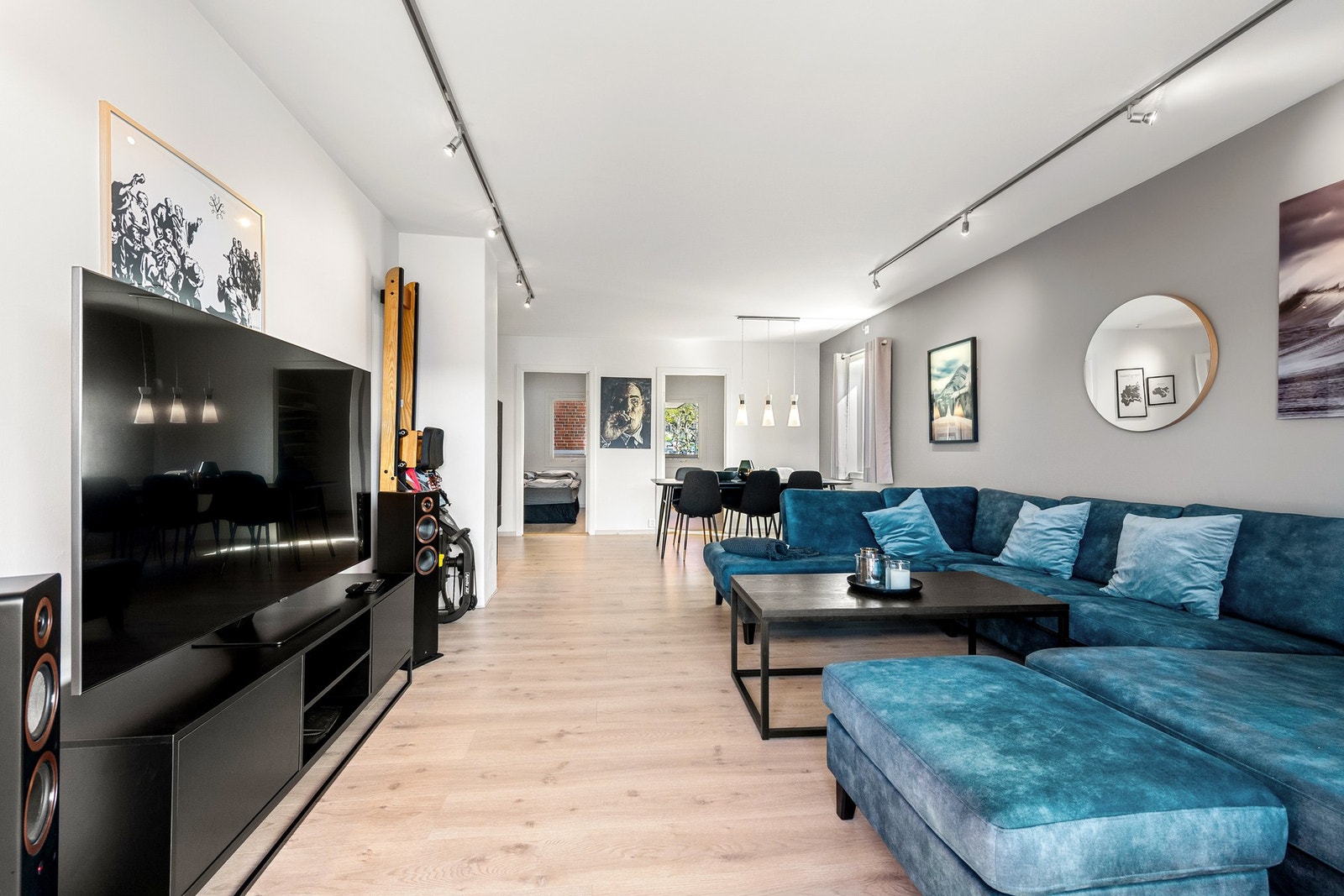 Romslig stue. Galleribilde