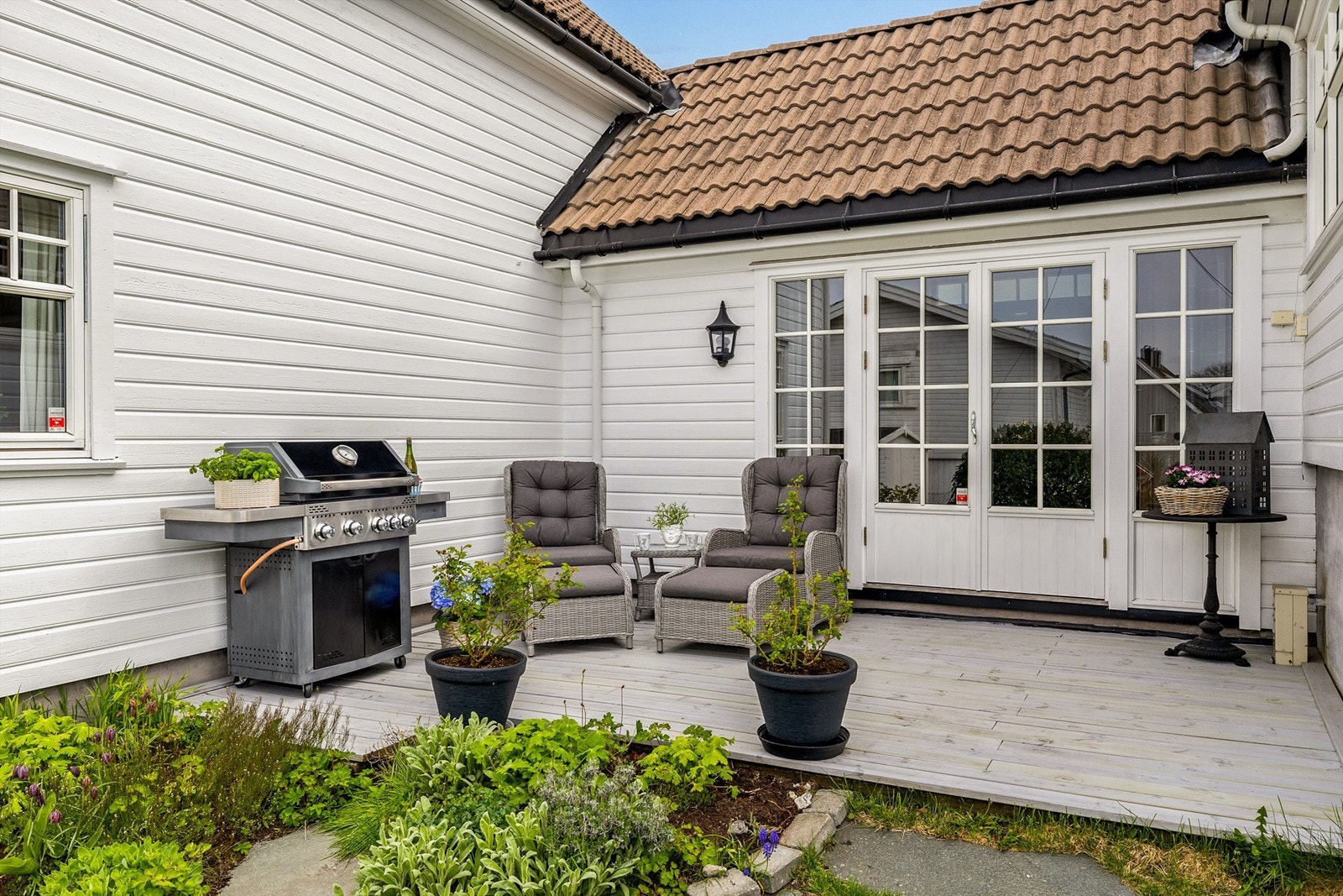 Ved at uteplassen ligger skjermet med vegger på hver side får du en lun og god plass. Galleribilde