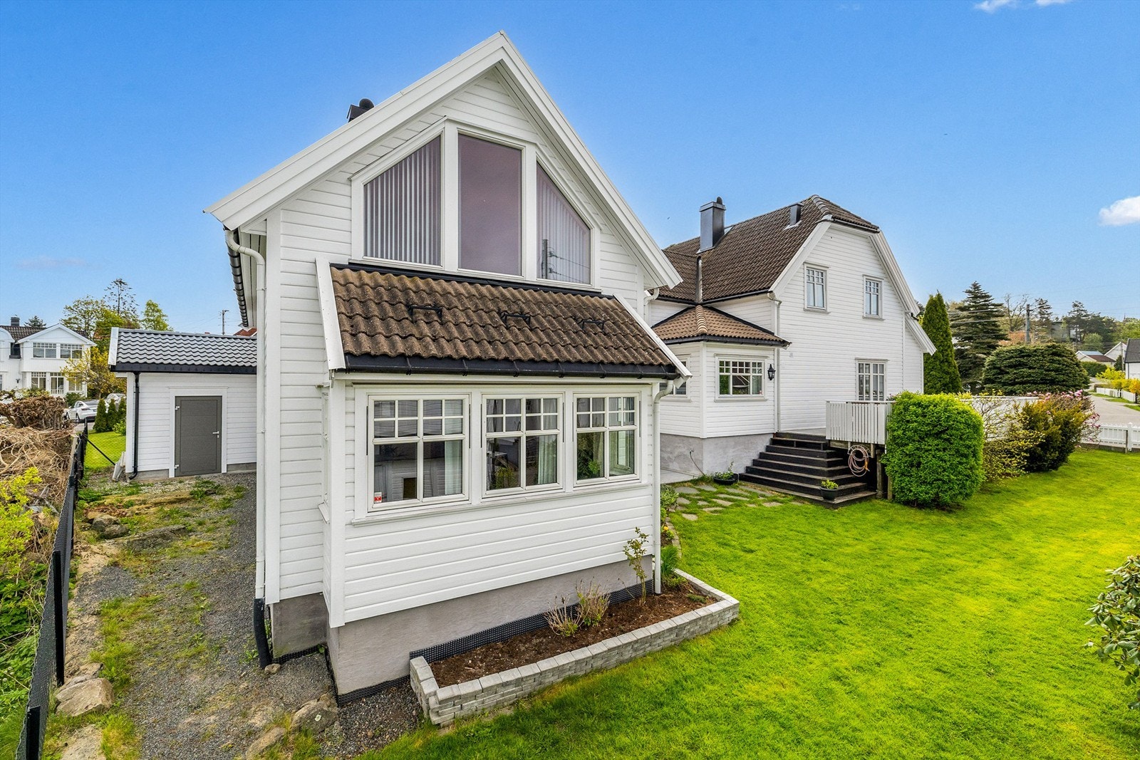 Høyåsveien 12 har en ettertraktet beliggenhet på Preståsen - et veletablert og sjarmerende boligområde med eldre villaer og et svært barnevennlig miljø. Galleribilde