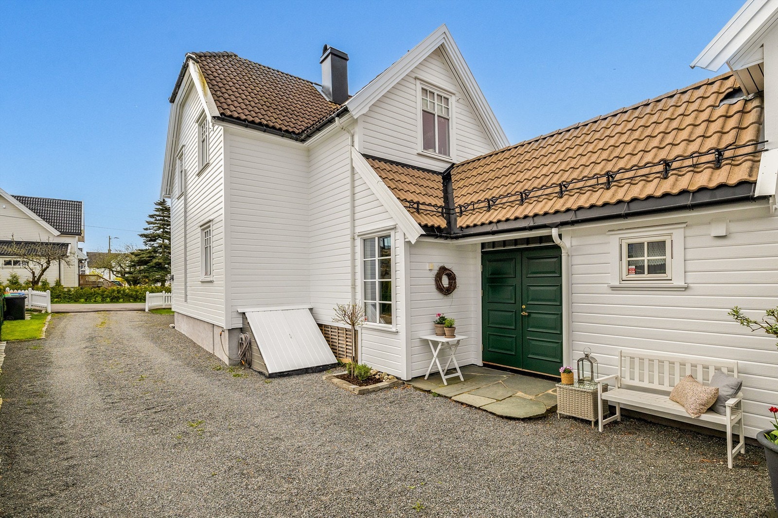Gruset og stor gårdsplass med god plass til flere biler Galleribilde