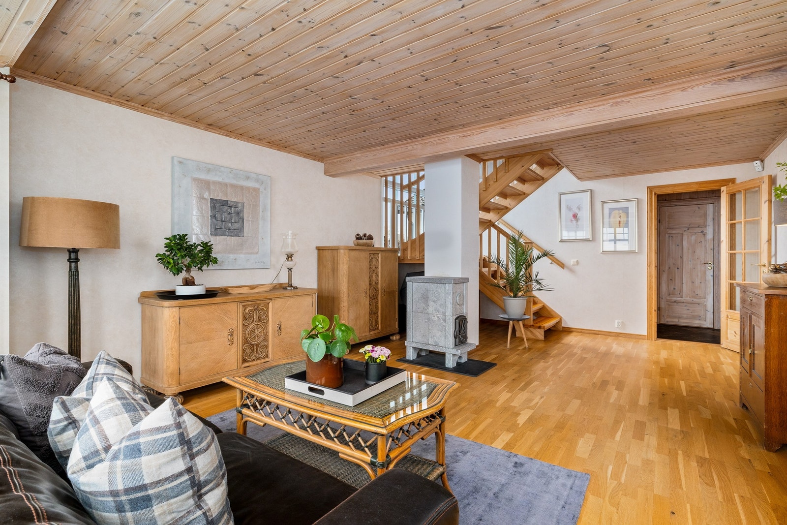 Fra stuen har man trapp opp til en loftstue og et soverom. Galleribilde