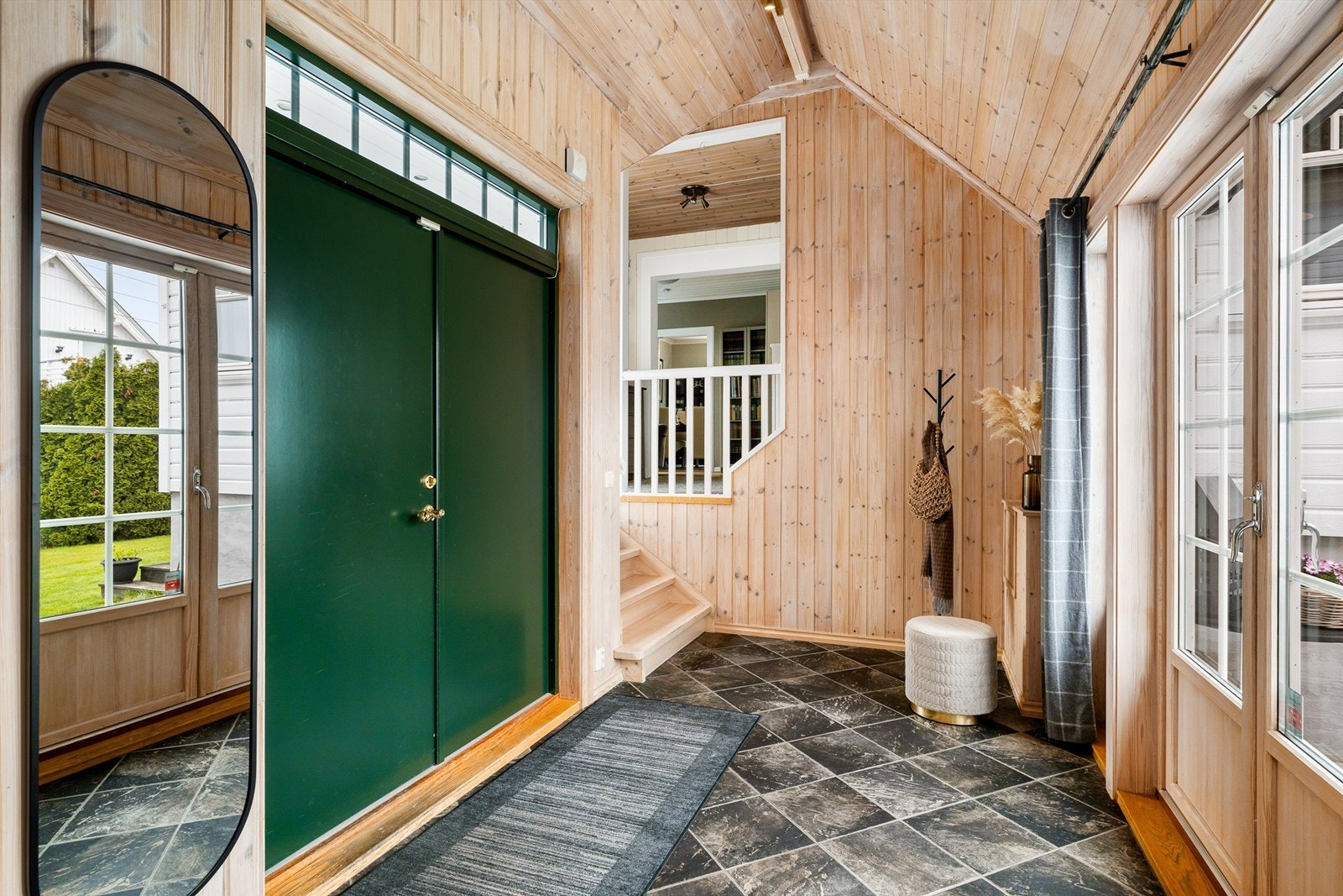 Entreen er på midten av huset med utgang til en flott uteplass rett fra entreen og ut. Galleribilde
