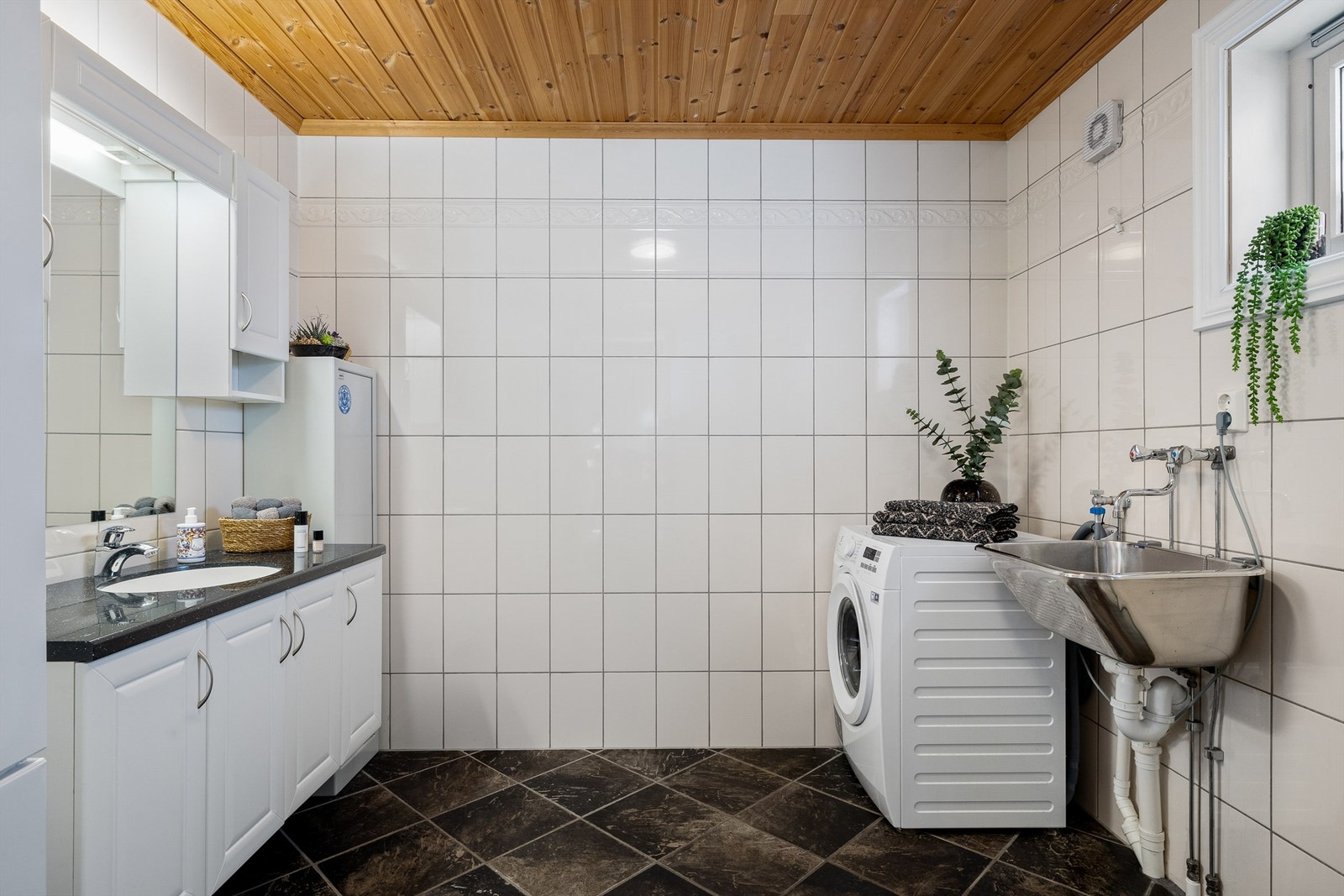 Bad/vaskerom i tilbygget Galleribilde