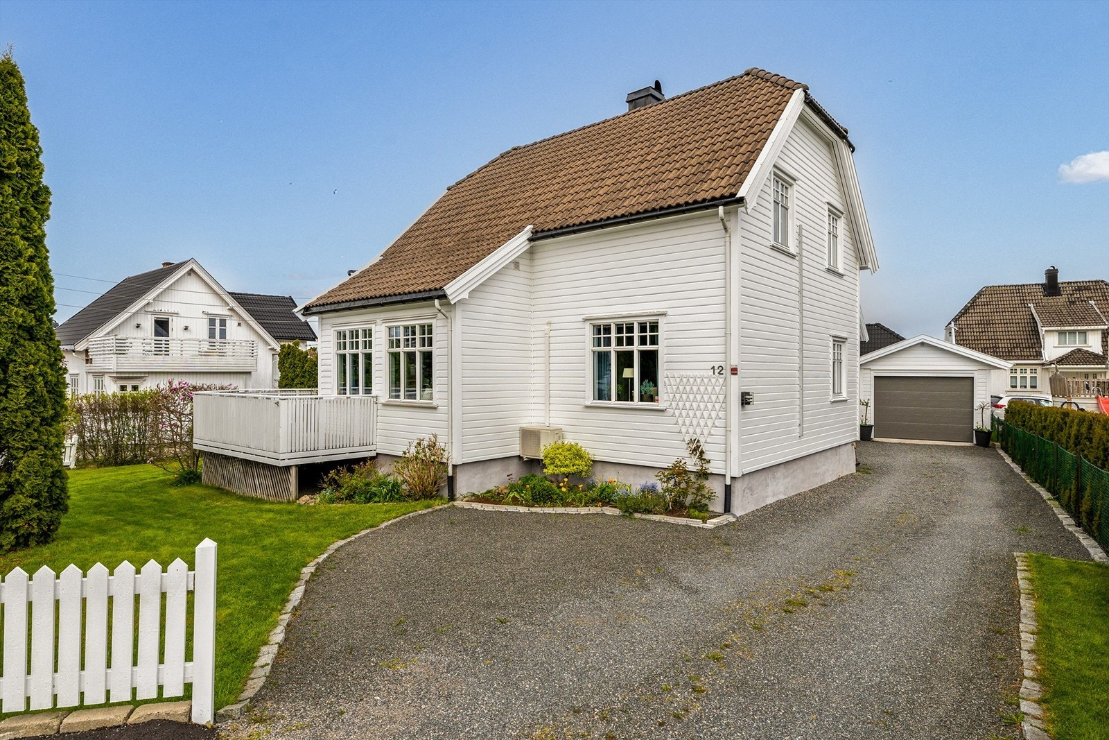 Meget hyggelig innkjørsel til denne klassiske, flotte villaen. Galleribilde