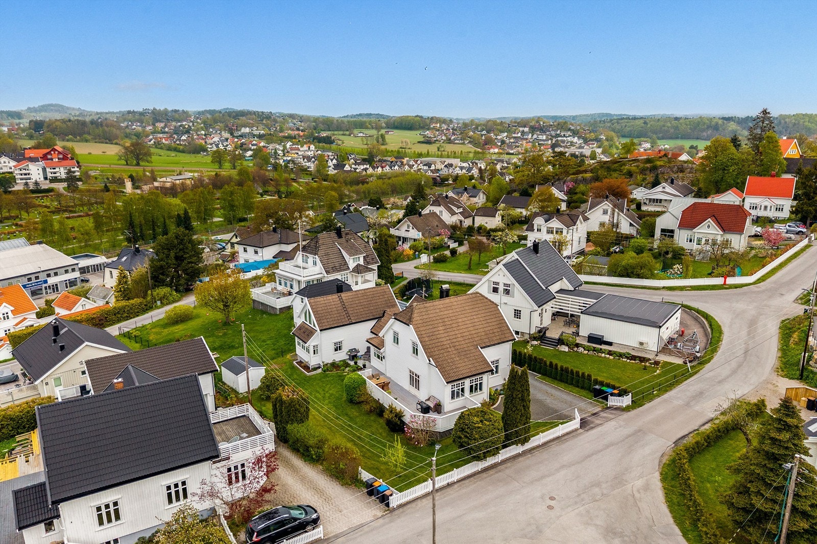 Her bor du i fredelige og grønne omgivelser, samtidig som du har kort gangavstand til Sandefjord sentrum, Indre Havn og alle byens fasiliteter. Galleribilde