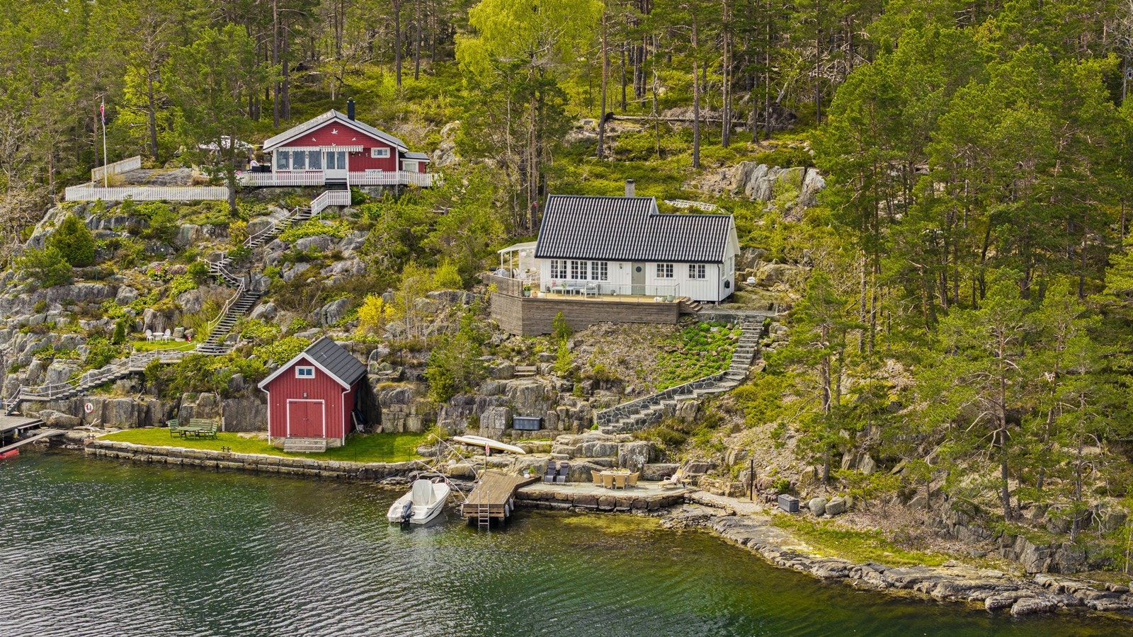 Hytten ligger pent til i terreng Galleribilde