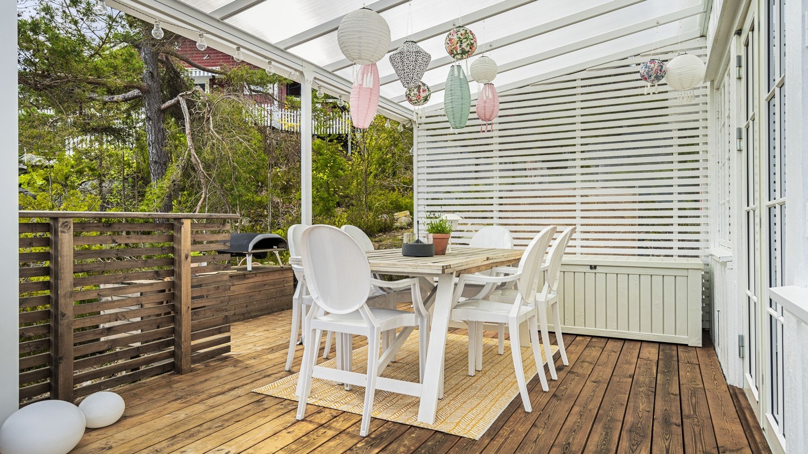 Overbygget uteplass i tilknytning til kjøkken og stue Galleribilde