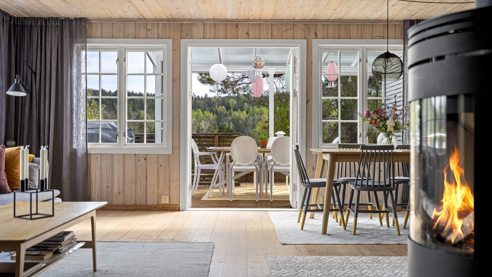 Dobble dører ut mot overbygget uteplass Galleribilde