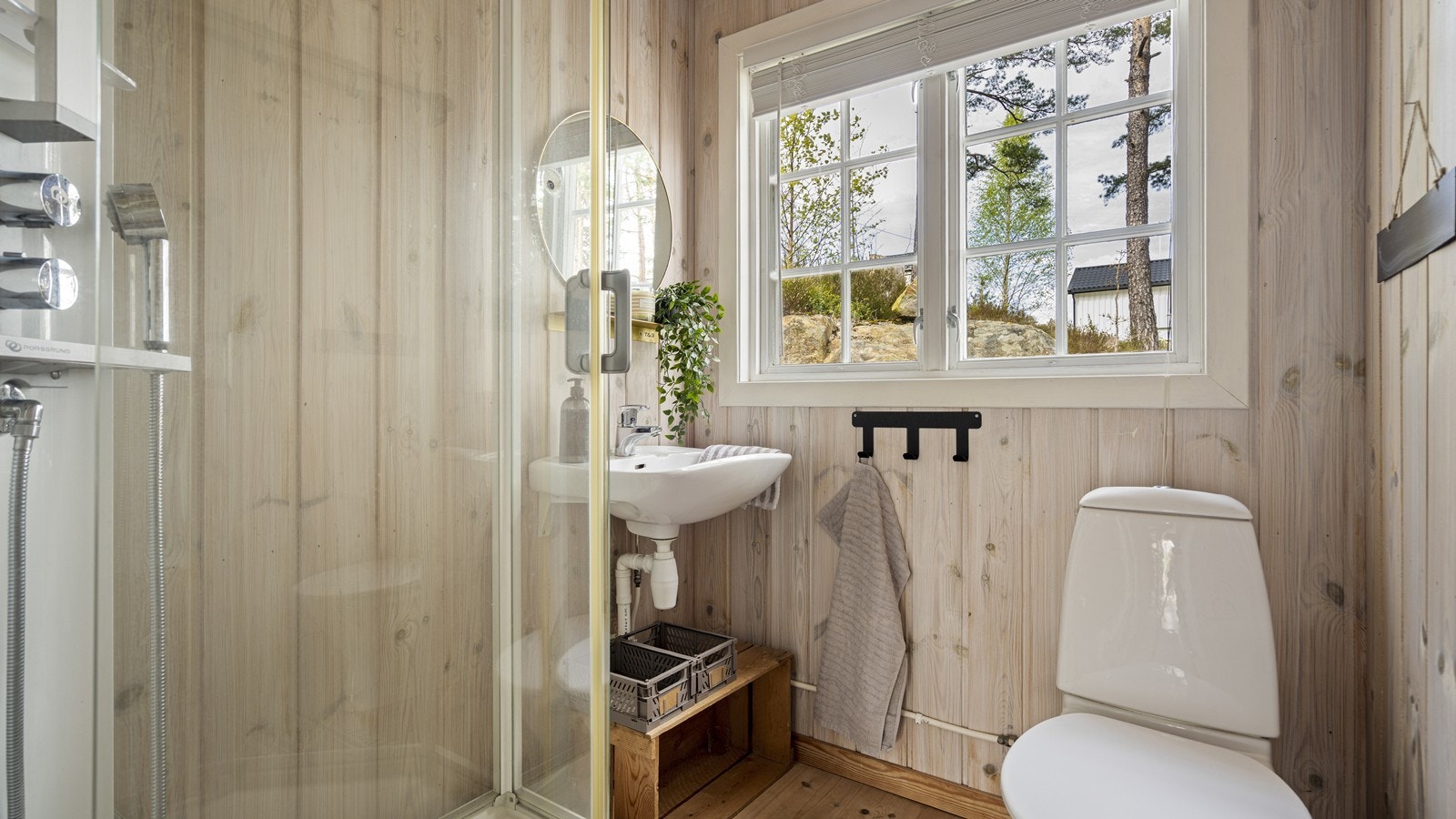 Bad med dusjkabinett, vask og WC Galleribilde