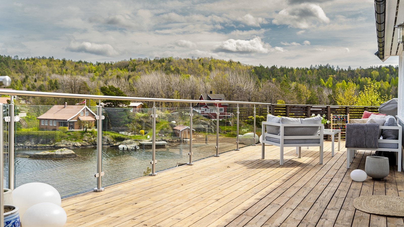 Romslig terrasse rundt hytten Galleribilde