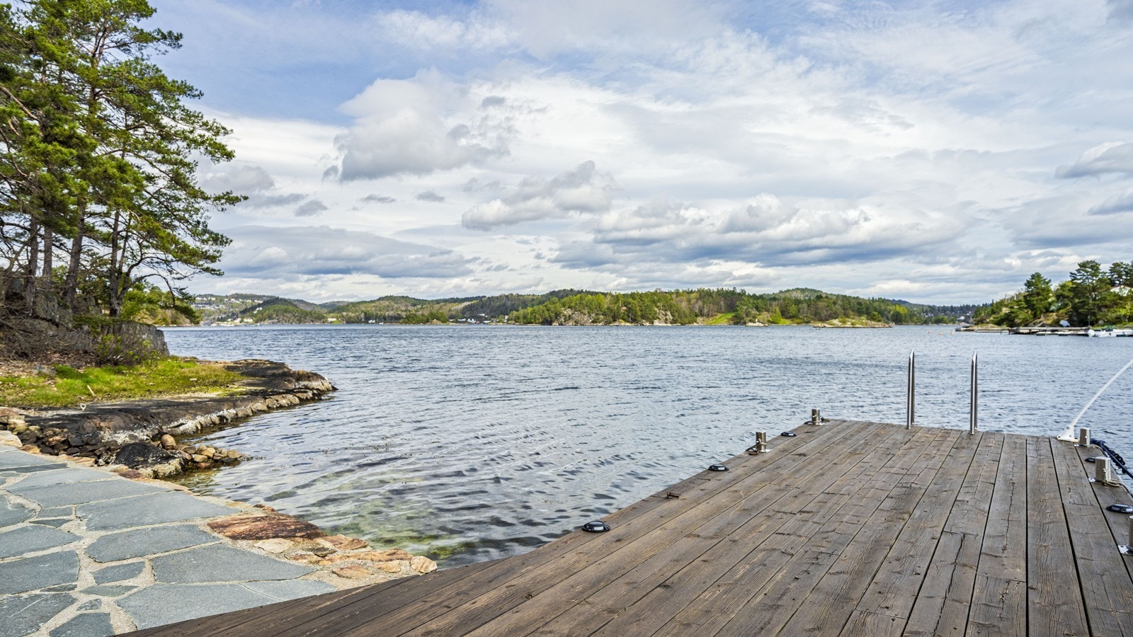 Perfekt brygge for krabbefiske og bading Galleribilde