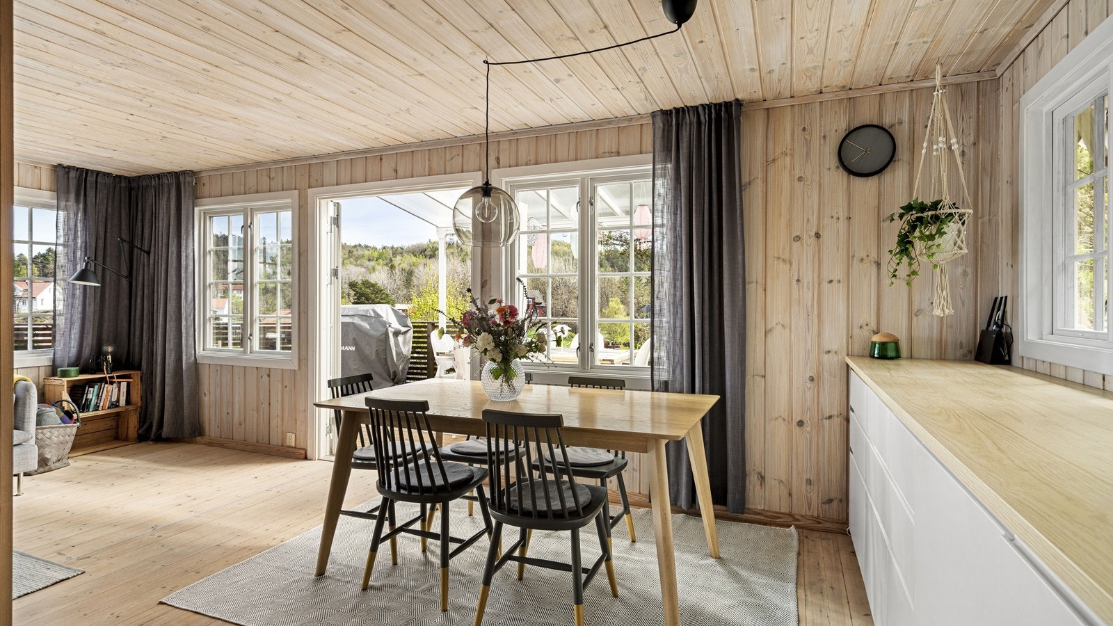 God plass til spisebord ved kjøkken Galleribilde