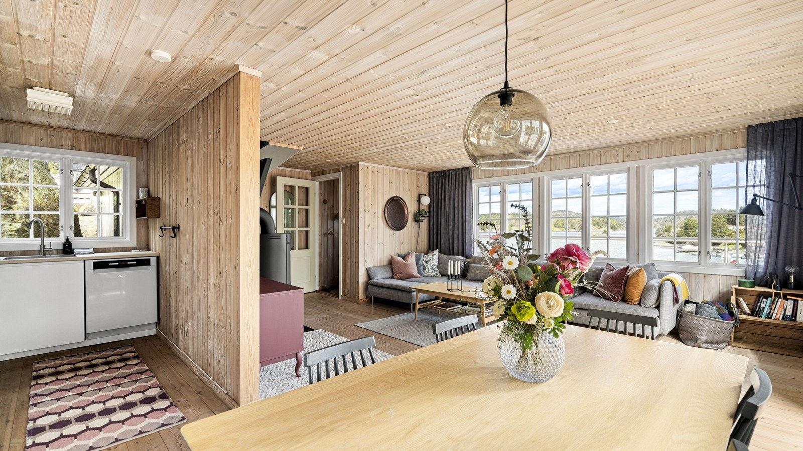 Fra stuen er det vakker utsikt utover Hanthosundet Galleribilde