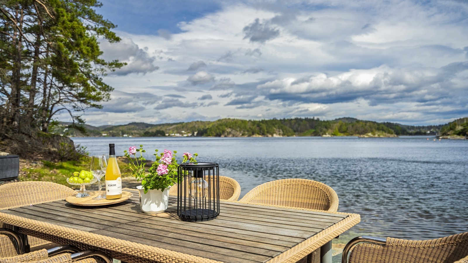 Flott uteplass - her sitter man helt i vannkanten Galleribilde